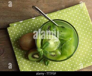 Lecker kiwi Marmelade im Glas Schüssel auf Holz- Hintergrund Stockfoto