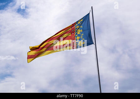 Valencia Flagge im Wind mit blauem Himmel Stockfoto