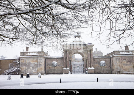 Schneefall in Minster Street, Wilton, Wiltshire, vor den Toren Wilton House. Stockfoto