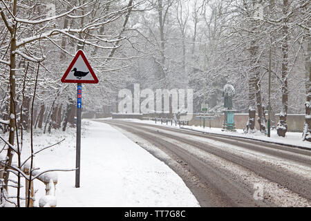 Schneefall in Minster Street, Wilton, Wiltshire, in der Nähe der Einfahrt zum Wilton House. Stockfoto