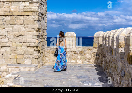 Die Stadt Heraklion, Kreta/Griechenland. Frau im blauen Kleid genießen Sie den malerischen Blick auf das kretische Meer vom Dach der Festung Koules Stockfoto