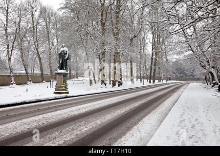 Schneefall in Minster Street, Wilton, Wiltshire, in der Nähe der Einfahrt zum Wilton House. Stockfoto