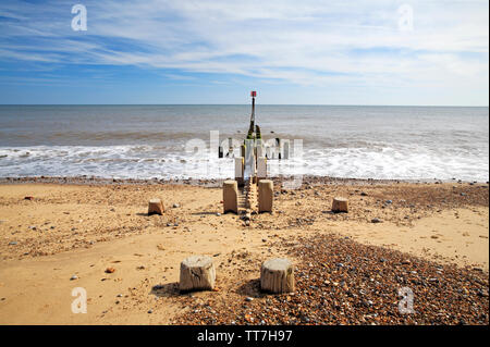 Ein Blick auf einen hölzernen Wellenbrecher und Marker post, das Meer an der Küste von Norfolk auf Warenkorb Lücke, Happisburgh, Norfolk, England, UK, Europa zu. Stockfoto