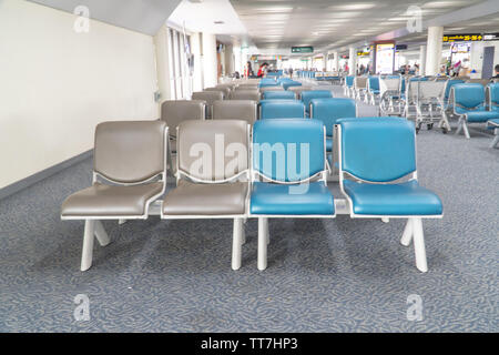 Reihen von leeren Stuhl in Don Mueang International Airport Bangkok, Lehrstuhl für Beifahrer im Flughafen Stockfoto