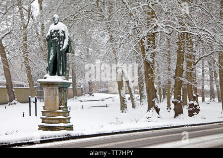 Schneefall in Minster Street, Wilton, Wiltshire, in der Nähe der Einfahrt zum Wilton House. Stockfoto