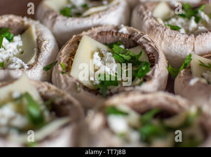 Gegrillte Portabellas mit Edamer Käse, Feta und Basilikum anfüllen. In geringer Tiefenschärfe. Stockfoto