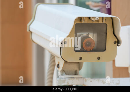 CCTV-Kamera oder outdoor Überwachungskameras auf eine Wand, video Schutz Sicherheit System Guard Stockfoto
