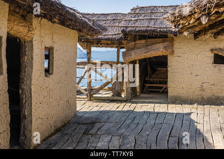 Rekonstruierte alte traditionelle Hütten in der Bucht von den Knochen, Museum auf Wasser, authentische Rekonstruktion der Haufen Wohnung Siedlung, Ohrid, Republi Stockfoto