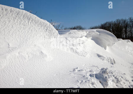 Tiefe Schneeverwehungen auf einem Feldweg in Wiltshire, England. Stockfoto