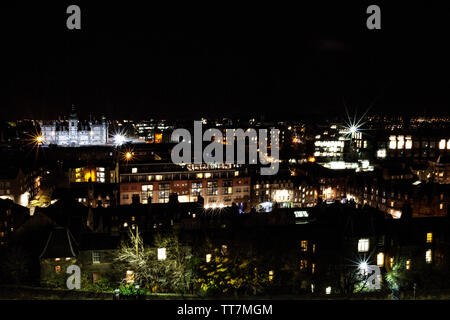 Blick auf die Edinburgh City bei Nacht Stockfoto