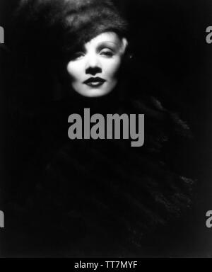 MARLENE DIETRICH als Katharina die Große von Russland in die SCHARLACHROTE KAISERIN Regisseur Josef von Sternberg 1934 Paramount Pictures Stockfoto
