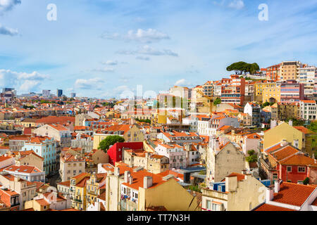 Panorama der Altstadt in Lissabon im sonnigen Frühlingstag, Portugal. Die mouraria und Graca historische Bezirke. Stockfoto