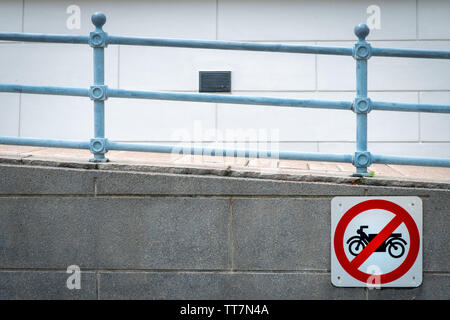 Motorrad kein Eintrag Zeichen vor der Tunnel unter der Straße zu installieren. Verkehrsschild Motorrad zu verbieten. Restriktive Zeichen. Rampe und Eisen bahn. Stockfoto