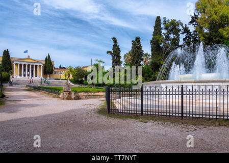 Die Stadt Athen, Attika/Griechenland. Blick auf den Brunnen aus Marmor sprudelnden Wasser und das Zappeion Halle neoklassizistischen Gebäude in der Nationalen Garten Stockfoto