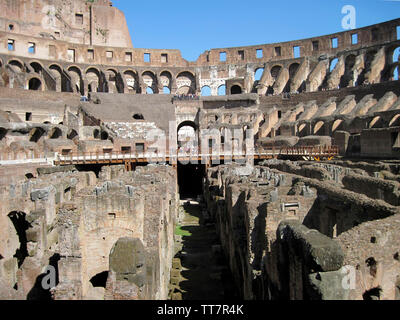 Ein BLICK IN DAS INNERE DES KOLOSSEUM, die die unterirdischen Gänge BEANEATH DER MASSE DES Kolosseum, Rom, Italien. Stockfoto