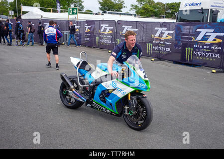 Ein lächelndes Team Mitglied der gewinnenden Dekan Harrison's Team Team Rad zurück seine 1000 Kawasake bike nach dem 2019 Senior TT Rennen Stockfoto