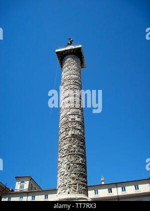 Geschnitzte SIEGESSÄULE des Marcus Aurelius, in der Piazza Colonna, Rom, Italien. Stockfoto