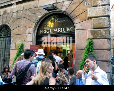 Personen LEITUNG GELATO VON KAUFEN FRIGIDARIUM, GELATO, Rom, Italien. Stockfoto