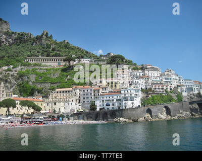 Blick auf Häuser, Hotels mit Touristen entspannen am Strand auf dem Weg zur Küste von Amalfi, Italien. Stockfoto