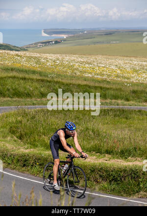 Beachy Head, East Sussex, UK, 15. Juni 2019.Competitors in Eastbourne Triathlon füllen Sie die Fahrt mit dem Fahrrad über die schwierige Klippe Straßen Stockfoto