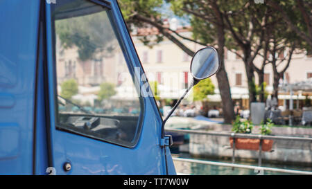 Nahaufnahme der Blauen ape Piaggio geparkt in Desenzano del Garda See in Italien Stockfoto