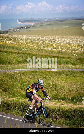 Beachy Head, East Sussex, UK, 15. Juni 2019.Competitors in Eastbourne Triathlon füllen Sie die Fahrt mit dem Fahrrad über die schwierige Klippe Straßen Stockfoto