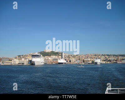 Blick auf Neapel HAFEN MIT KREUZFAHRTSCHIFF NORWEGIAN EPIC UND FÄHRE, Neapel, Port, Amalfiküste, Italien. Stockfoto