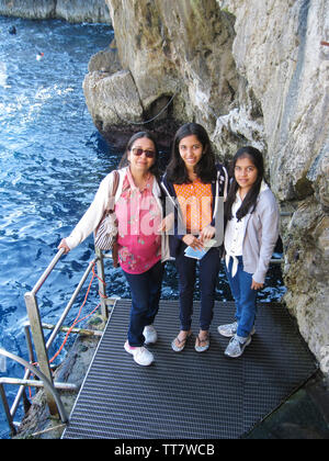 Familie von drei bei Eingang der Blauen Grotte Grotten der Insel Capri, Küste, Italien. Stockfoto