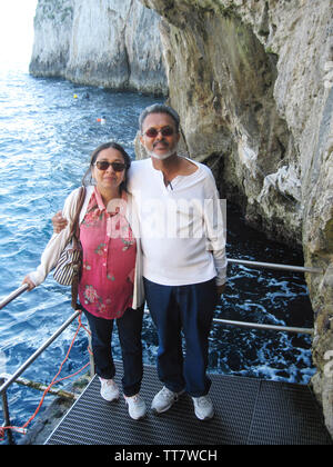 Paar am Eingang der Blauen Grotte Grotten der Insel Capri, Küste, Italien. Stockfoto