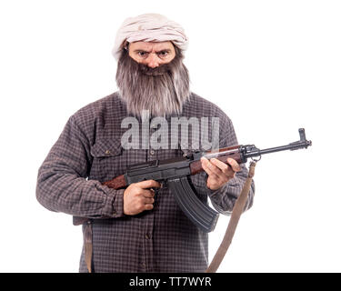 Der bärtige Mann bewaffnet mit kalaschnikow auf einem weißen Hintergrund. Muslimische Krieger mit automatischen Waffe. Stockfoto