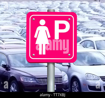 Die rosa Zeichen für parkende Autos nur für Frauen bei voller Parkplatz. Parkplatz nur für die Dame. Stockfoto
