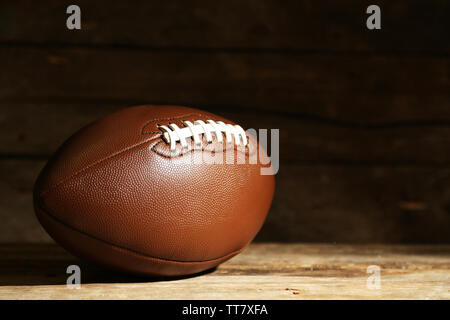 American Football auf Holztisch, Nahaufnahme Stockfoto