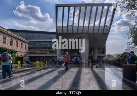 Athen, Attika/Griechenland. Außenansicht des Akropolis-Museum in Athen (Dionysiou Areopagitou Straße). Von Bernard Tschumi entworfen Stockfoto