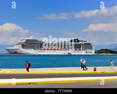 Kreuzfahrtschiff MSC Magnifica, Korfu Hafen von Kerkyra, griechische Ionische Inseln Stockfoto