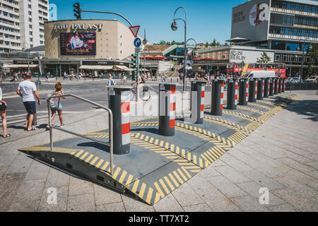 Berlin, Deutschland - Juni 2019: Portable temporäre Straße Block system gegen terroristische Angriffe des Fahrzeugs bei Veranstaltungen und Märkten zu verhindern Stockfoto