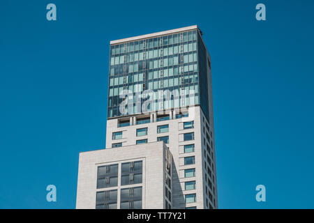 Berlin, Deutschland - Juni 2019: Die Oberseite des Waldorf Astoria Gebäude, ein luxuriöses Hotel in Berlin, Deutschland Stockfoto