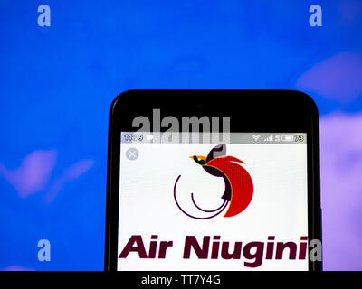 In diesem Foto Illustration der Air Niugini Logo wird auf dem Smartphone angezeigt Stockfoto