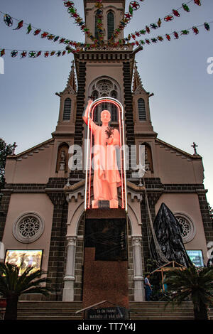 SAIGON, Vietnam, 18.Dezember 2017, beleuchtete statue Statue von St. Matthieu Le Van Gam, die huyen Sy Kirche, Saigon. Stockfoto