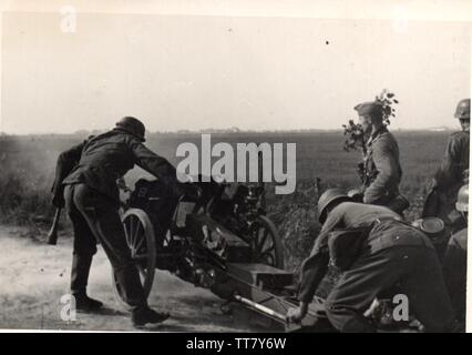 Deutsche Soldaten Feuer eine leichte Infanterie Gewehr während der Invasion von Frankreich 1940 Stockfoto