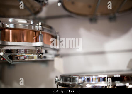 Seite Snare Drums für Drummer im Music Store bereit durchzuführen, drum solo Stockfoto