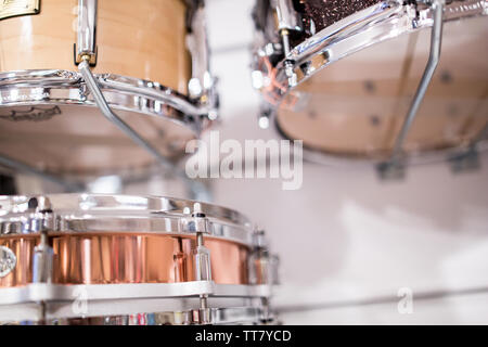 Seite Snare Drums für Drummer im Music Store bereit durchzuführen, drum solo Stockfoto