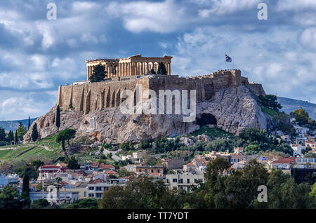 Die Akropolis von Athen in Griechenland mit dem Parthenon Tempel (für die Göttin Athene) wie die Panathenaic Stadion (kallimarmaron) gesehen Stockfoto