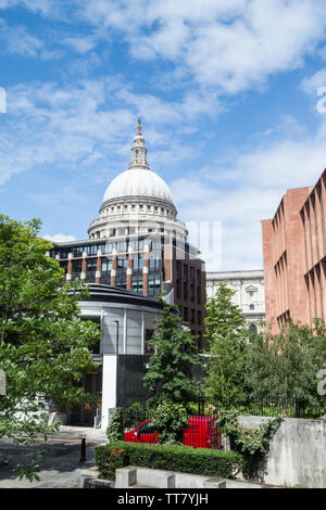 Die Kuppel der St. Paul's Kathedrale, wie aus alten Fish Street Hill, London, EC4, UK gesehen Stockfoto