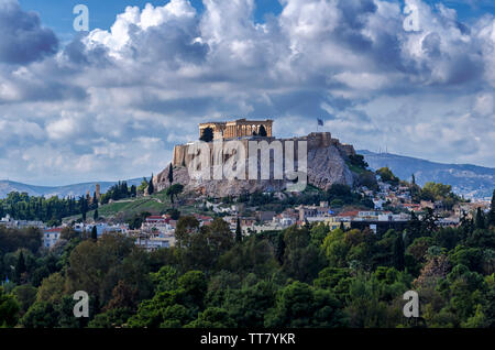 Die Akropolis von Athen in Griechenland mit dem Parthenon Tempel (für die Göttin Athene) wie die Panathenaic Stadion (kallimarmaron) gesehen Stockfoto