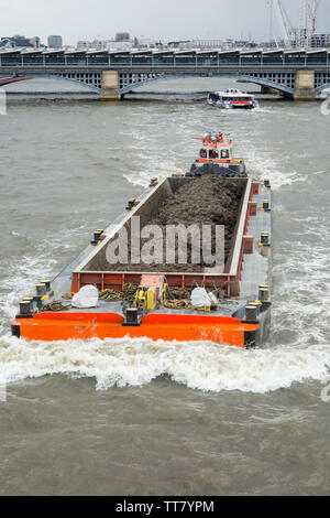 GPS Tugboat Arcadia ziehen Frachtkähnen entlang der Themse in London, Großbritannien Stockfoto