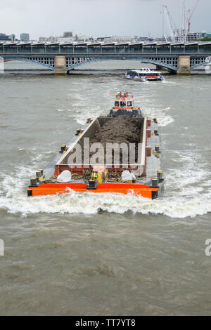 GPS-Zugboot Arcadia zieht Seekähne entlang der Themse in London, England, Großbritannien Stockfoto