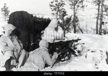 Deutsche Soldaten im Schnee Tarnanzüge mit einem MG an der russischen Front 1942 Stockfoto