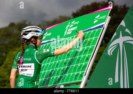 Carmarthen, Wales, UK. 15. Juni 2019. Lizzie Deignan des Trek-Segafredo team Zeichen vor dem Beginn der Stufe 6 der OVO Energie Frauen Tour Credit: gruffydd Ll. Thomas Credit: gruffydd Thomas/Alamy leben Nachrichten Stockfoto