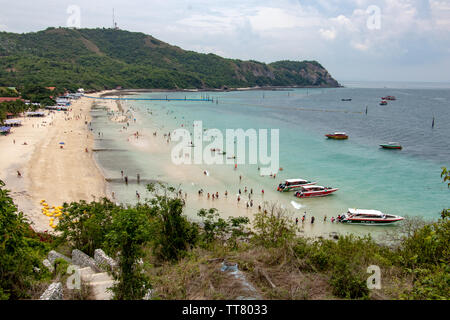 PATTAYA, THAILAND, Apr 29 2018, der Strand mit Leuten auf Koh Larn Insel, Thailand. Stockfoto