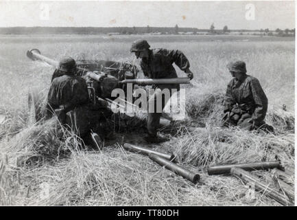 Waffen-SS in der Tarnung Kittel last Pak 40 Pak an der Ostfront 1944 Stockfoto